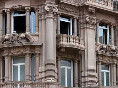 ...robuste colonne e lesene sovrapposte, con capitelli a foglie di palma e festoni, mensoloni aggettanti a volute e grandiosi architravi con triglifi e ornamenti a spirale